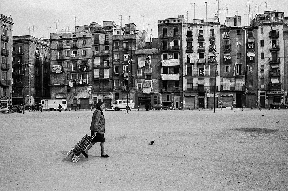 Al Raval hi va haver molts enderrocs. A la imatge, del 1991, solar buit davant del carrer Sant Ramon que avui ocupa en part la plaça Pieyre de Mandiargues.