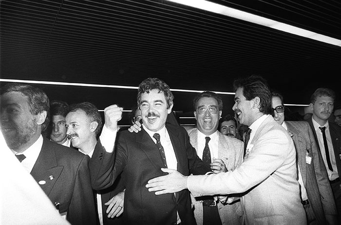 Lalcalde de Barcelona, Pasqual Maragall, celebrant el triomf de la candidatura catalana com a ciutat olímpica per als Jocs del 92.