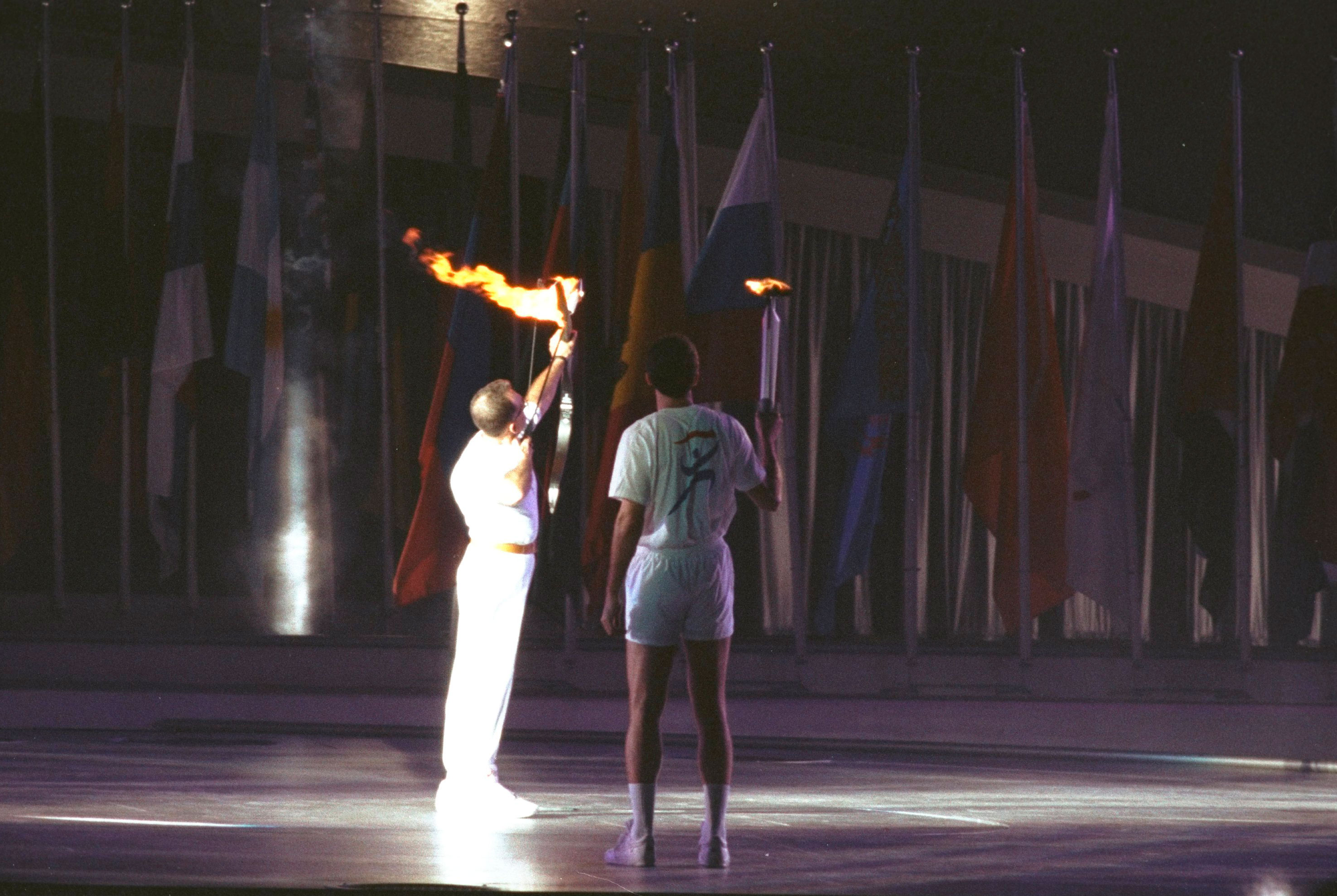 Antonio Rebollo preparant l’arc per encendre el peveter durant la cerimònia d’inauguració dels Jocs.