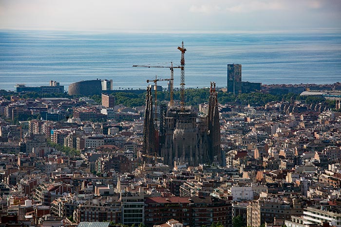 La Sagrada Família en construcció, en una imatge molt diferent de la que presentava el 1992.
