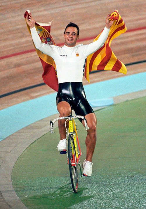 Moreno passejant per la pista amb la bandera espanyola i la senyera