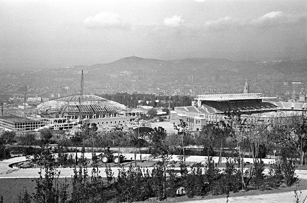 L’Anella Olímpica de Montjuïc, amb el refet estadi i el Palau Sant Jordi (a la imatge en obres), es va endur una bona part de les inversions. 