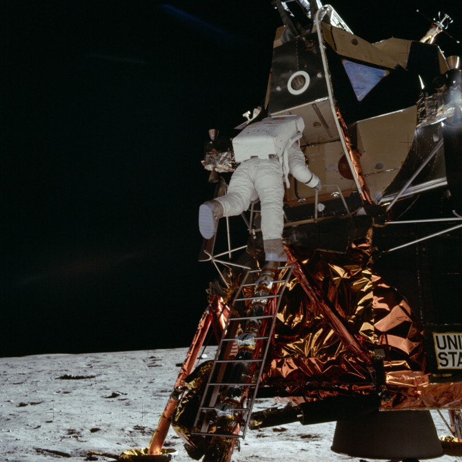 Armstrong retrata Aldrin Baixant a la Lluna des de l'Eagle NASA