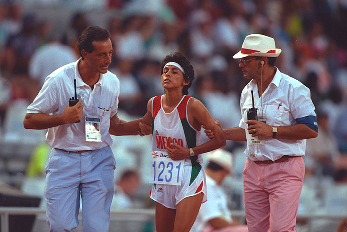 Mancela Chavez, atleta mexicana, és ajudada pels jutges després de completar la prova de 10 quilòmetres marxa l’agost del 1992. 