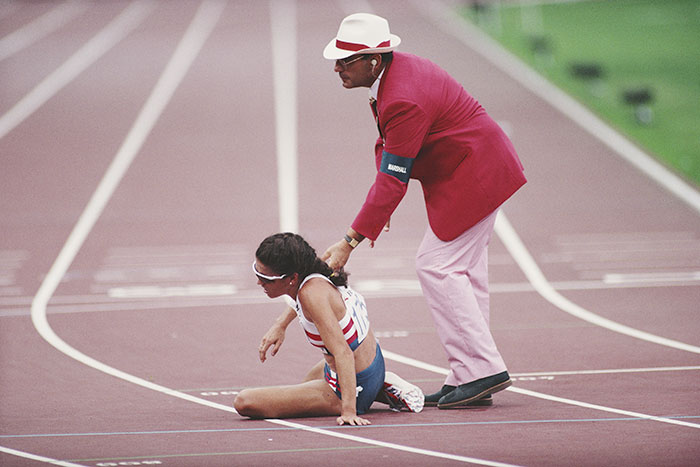L’atleta americana PattiSue Plumer cau a terra i és assistida per un jutge, després d’acabar cinquena en la final dels 3.000 metres femenins.