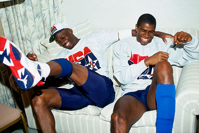 Michael Jordan i Magic Johnson, membres de l’equip de bàsquet dels Estats Units, parlant i rient a la Vila Olímpica.