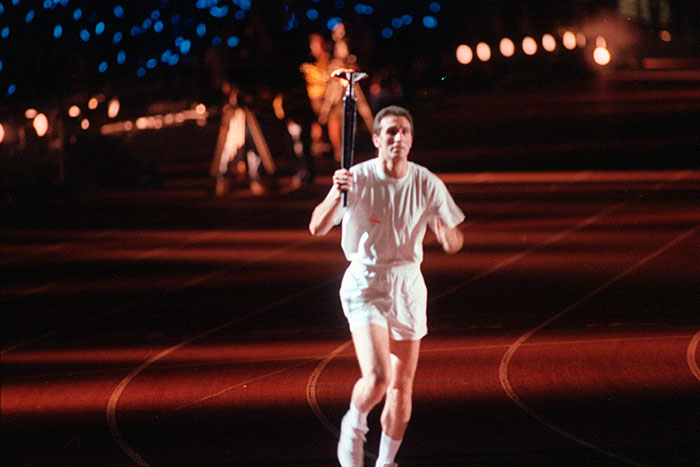 El jugador de bàsquet Epi portant la torxa olímpica durant l’últim relleu en l’acte inaugural dels Jocs.