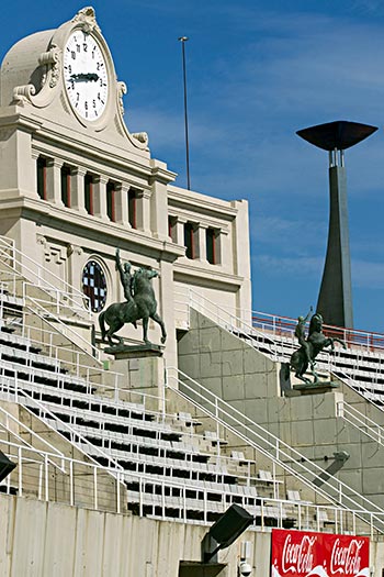 Imatge del peveter i de l’antiga Porta de la Marató a l’estadi de Montjuïc
