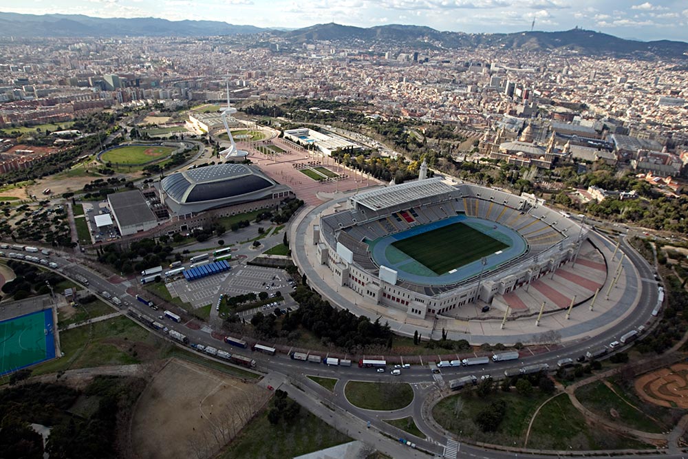Imatge aèria de l’Anella Olímpica, amb l’Estadi Olímpic i el Palau Sant Jordi en primer terme.