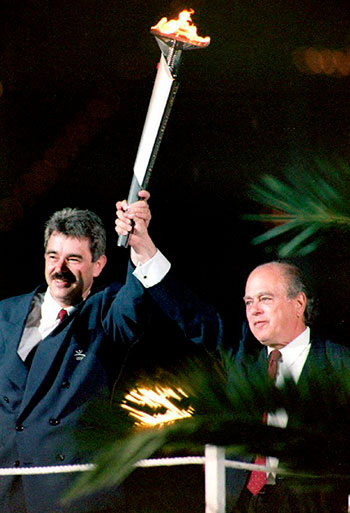 L’alcalde de Barcelona, Pasqual Maragall, i el president de la Generalitat, Jordi Pujol, alçant plegats la torxa olímpica el 24 de juliol del 1992.
