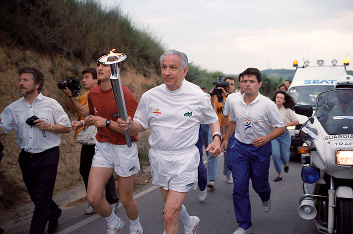 El president del Comitè Olímpic Internacional (COI), Joan Antoni Samaranch, portant la torxa olímpica al seu pas per Sant Sadurní dAnoia (Alt Penedès).