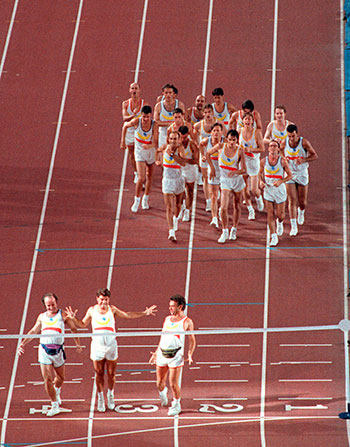 El Tricicle en la paròdia que van fer sobre la marxa atlètica durant la cerimònia de clausura dels Jocs.