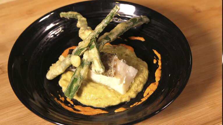 Crema de calçots amb bacallà, tempura i romesco