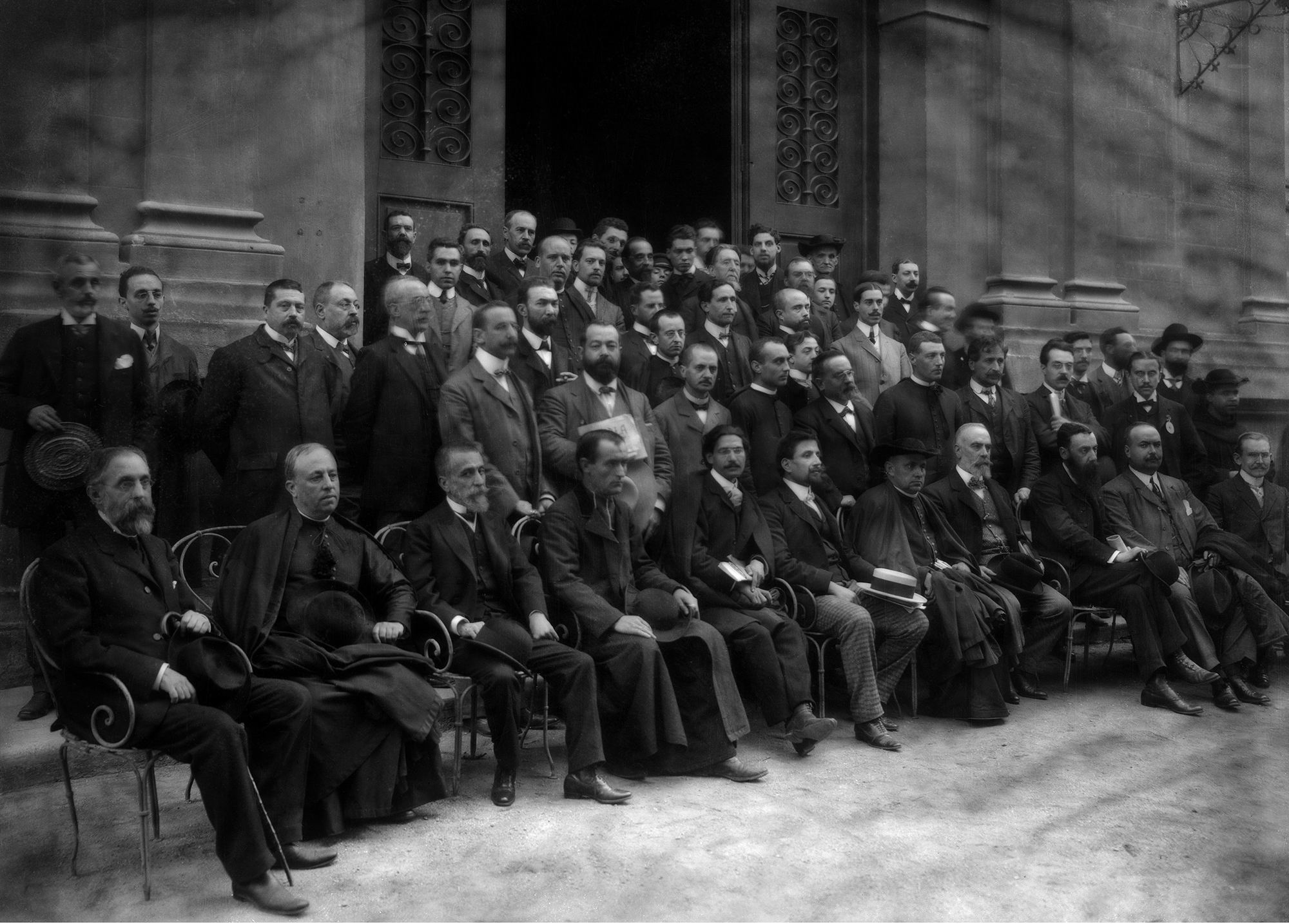 Miquel Costa (segon per l'esquerra assegut) al I Congrés Internacional de la Llengua Catalana. Barcelona, 1906. 