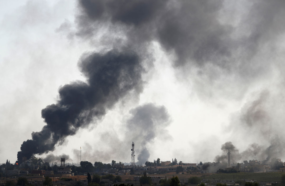 Columnes de fum omplen el cel de la localitat de Tel Abyad, al Kurdistan sirià. 