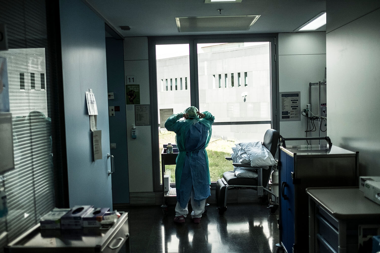 Una enfermera se viste en la UCI del Hospital de Sant Pau.