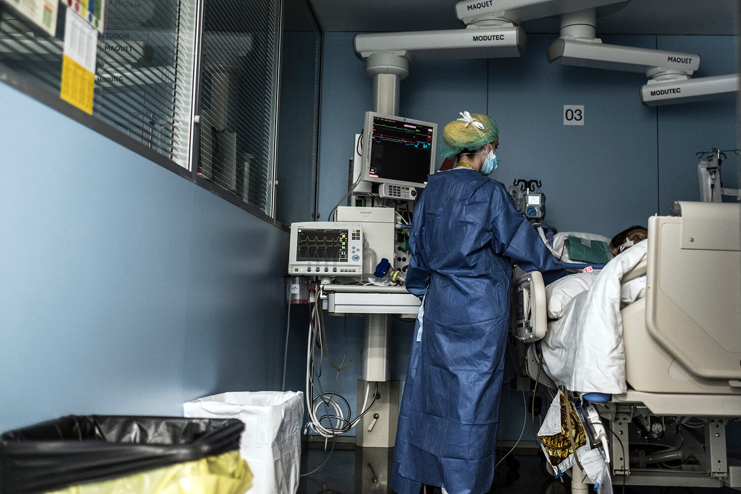 Una sanitària controla l’estat d’una pacient a la UCI de l’Hospital de Sant Pau