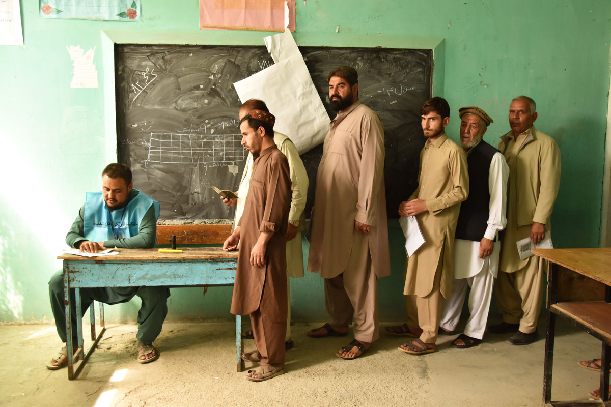 Diversos electores esperan para votar en el colegio de Rahman Mina, en el barrio de Karte Nau, de Kabul.