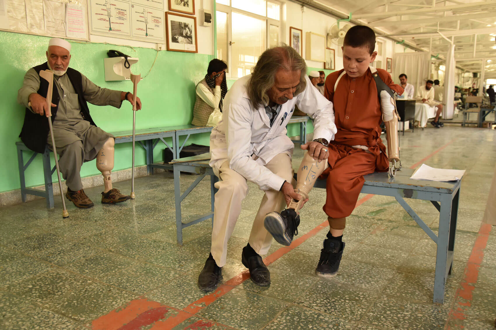 Un terapeuta coloca la prótesis a Farshid en el centro de rehabilitación que el Comité Internacional de la Cruz Roja tiene en Kabul.