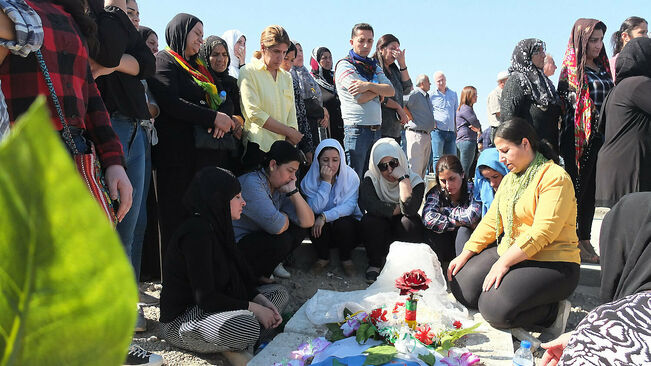 Funeral por los tres jóvenes muertos en la ofensiva turca sobre el norte de Siria, en la ciudad fronteriza de Derik.