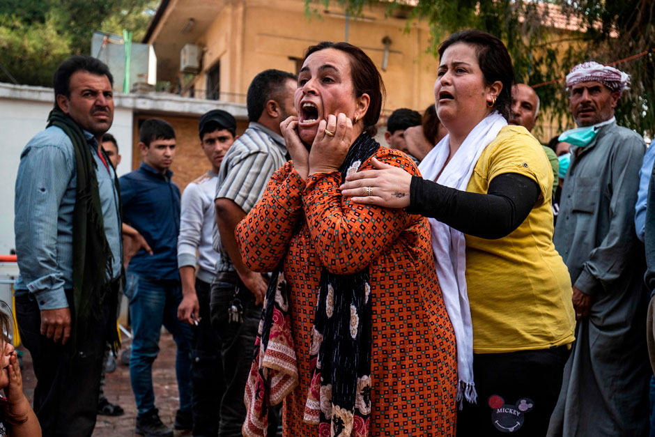 Una mujer grita ante la llegada de cadáveres en el hospital de Tel Tamer. 