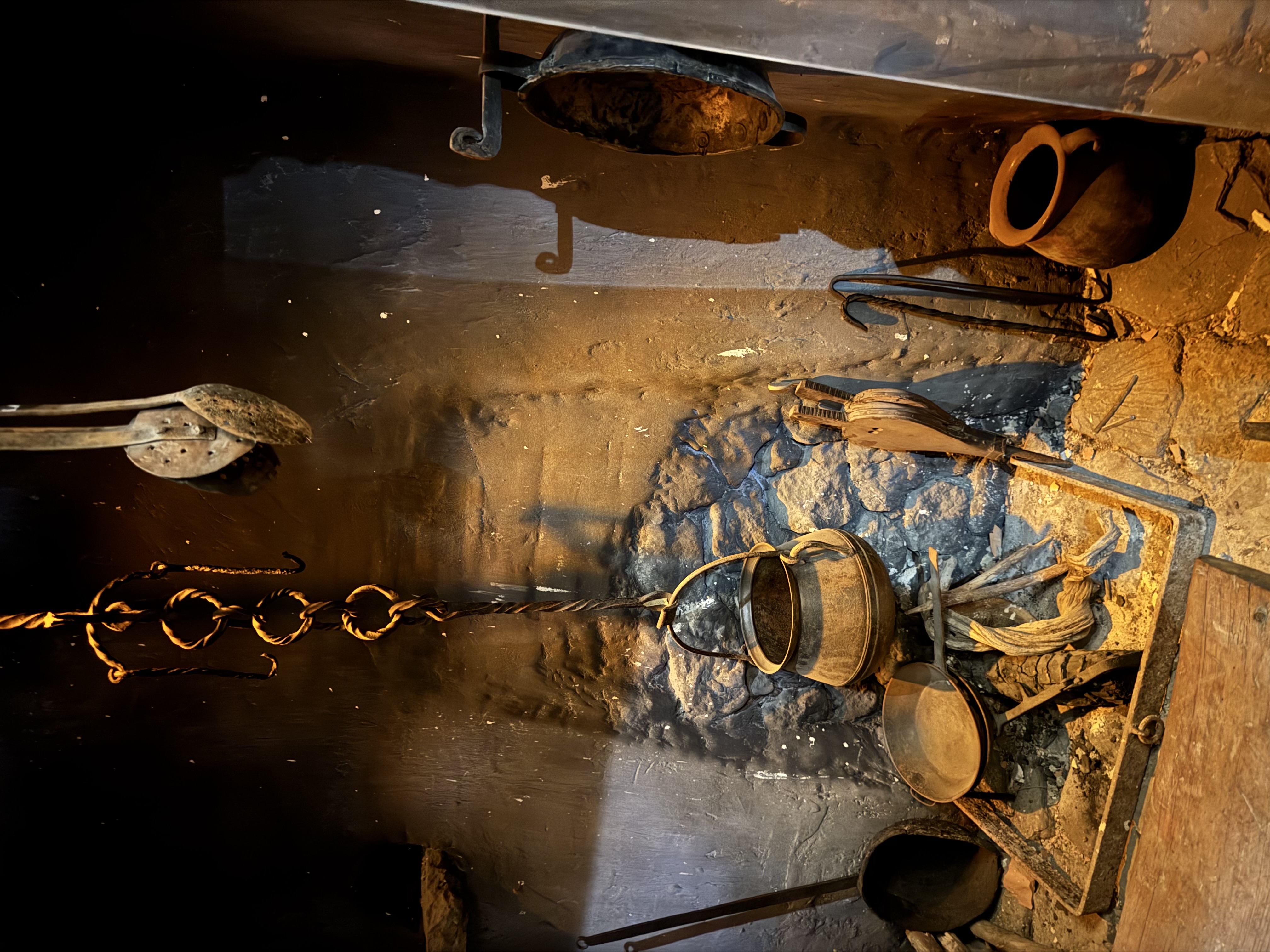 Al museu hi ha plafons informatius i la recreació d'una cuina, on les trementinaires preparaven els seus remeis. / A.F.