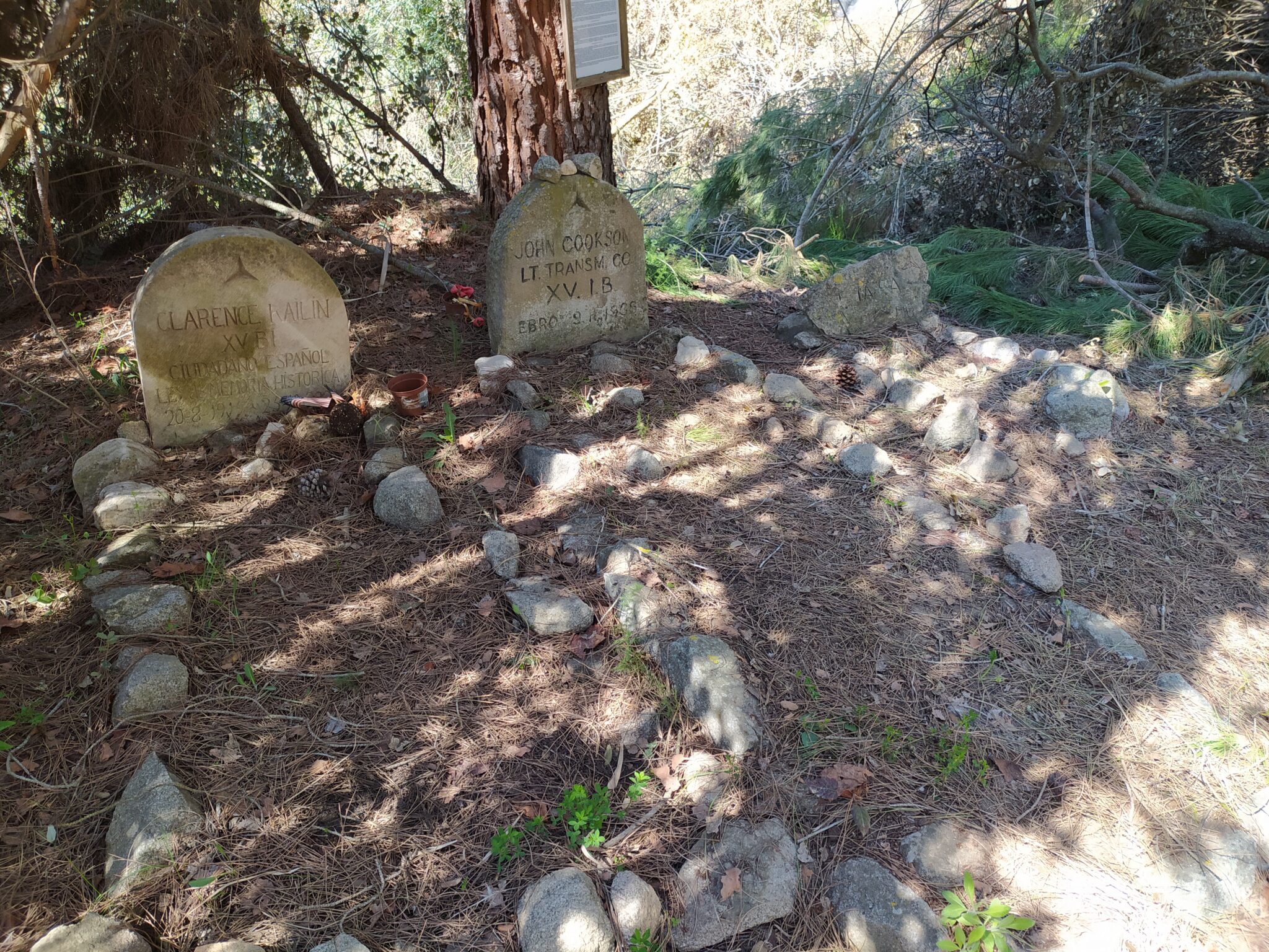 Les tombes de tres brigadistes que descansen al Priorat. / A. Cabezas - GRIEGC