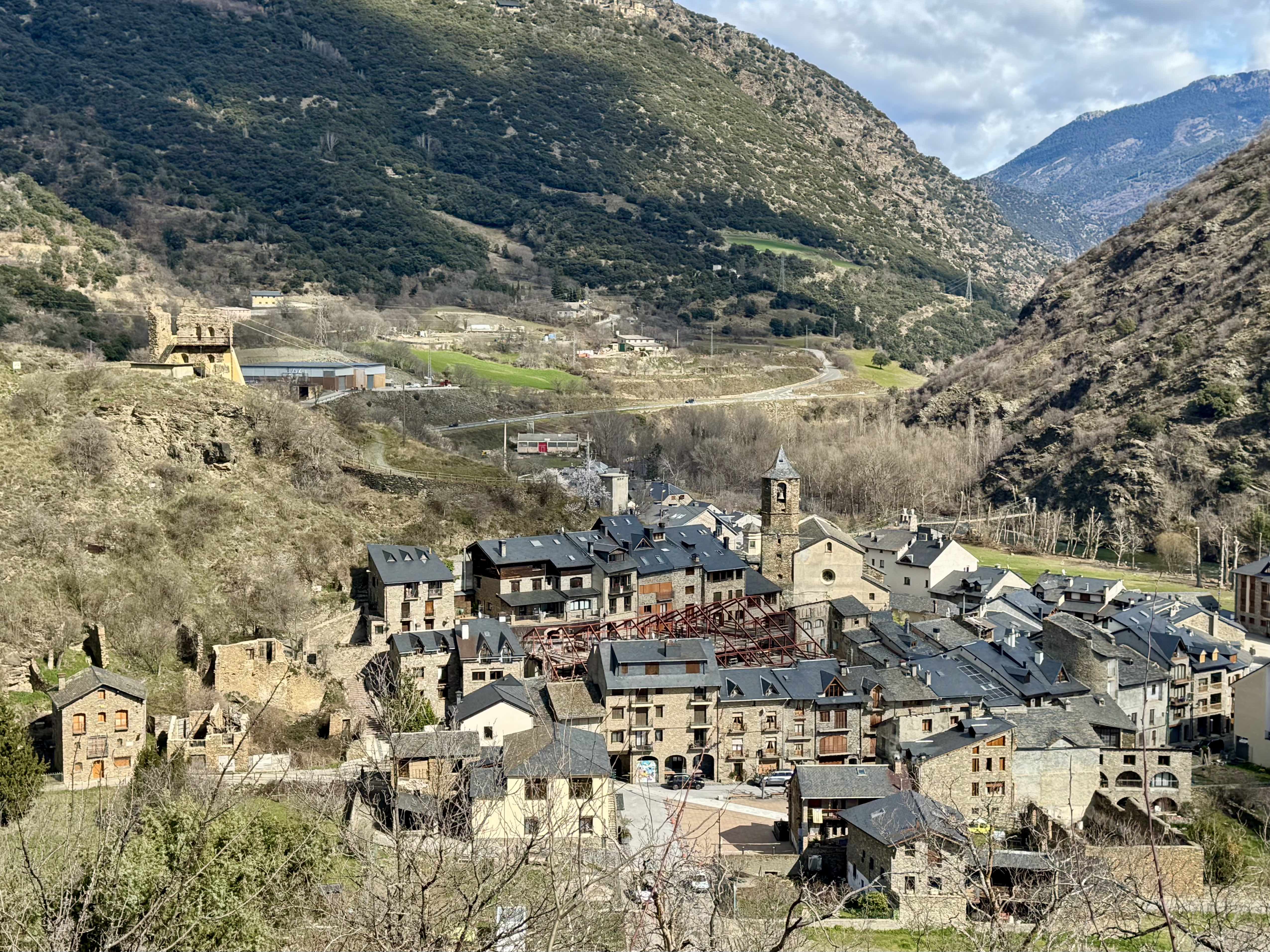 Les restes del castell de Rialp coronen el municipi. / A.F.