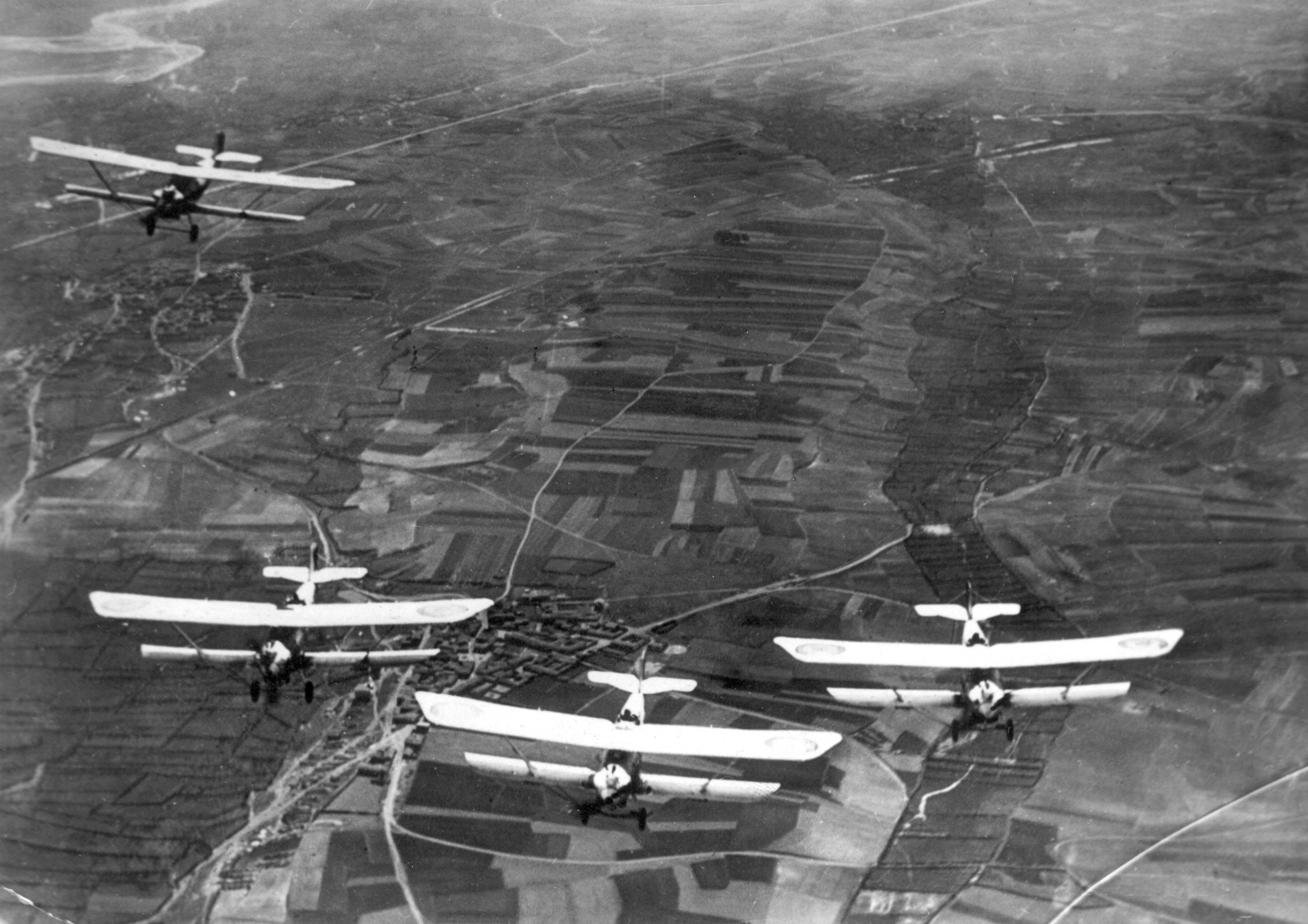 Esquadreta d'avions durant una patrulla, l'any 1936. / EFE