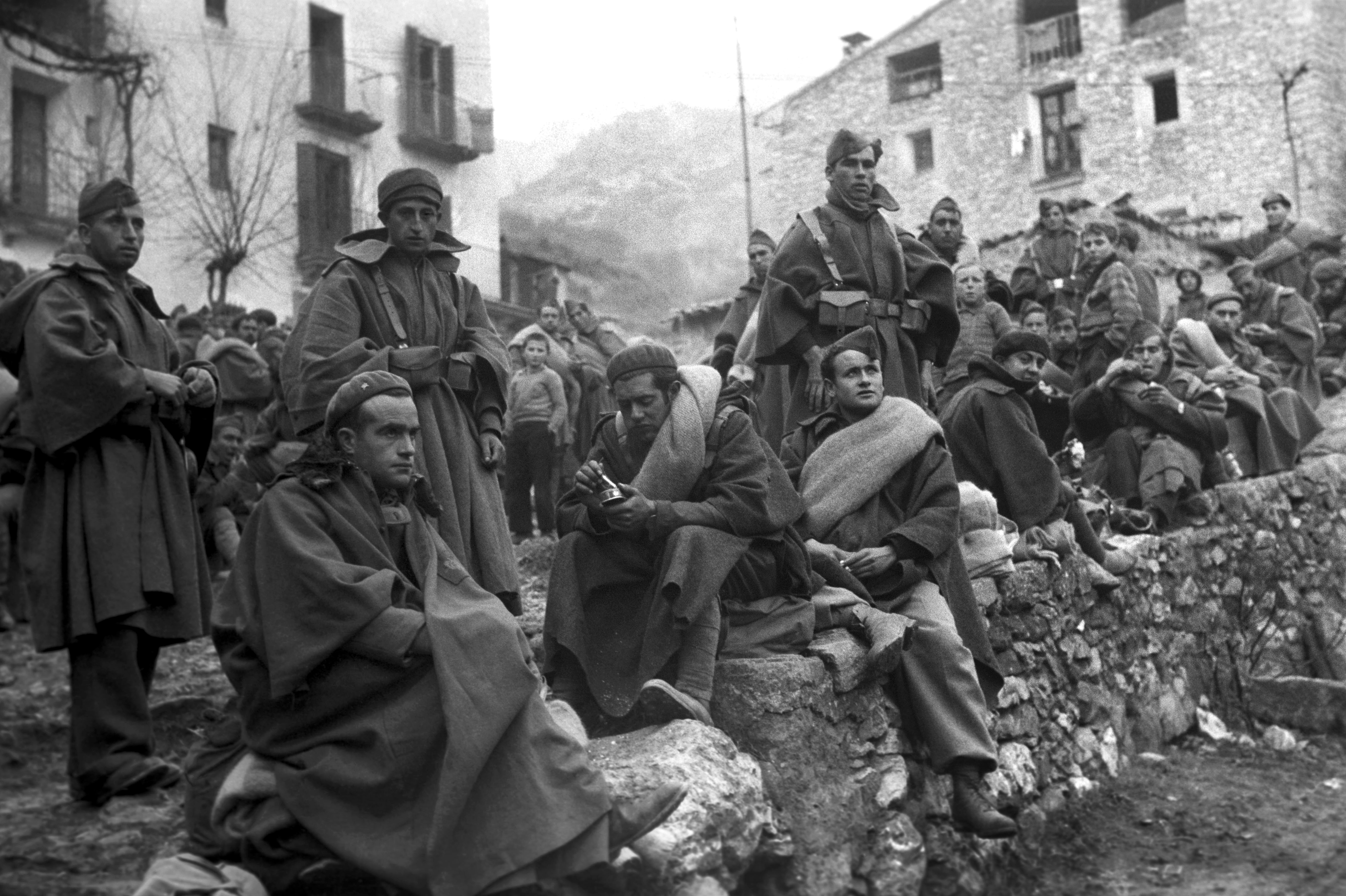 Un grup de soldats franquistes descansant a Vilanova de Meià. / EFE