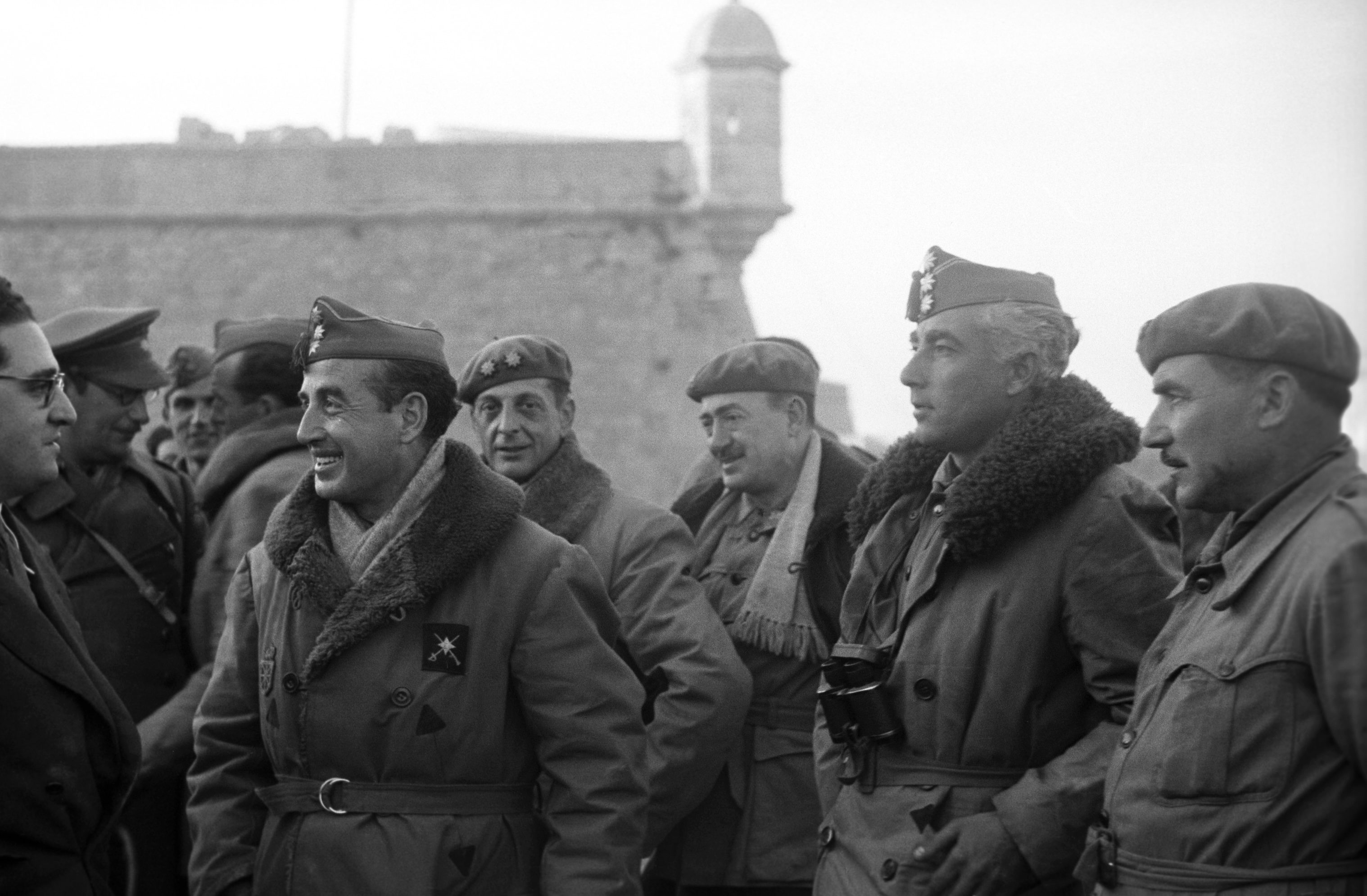 L'escriptor Agustín de Foxá conversa amb caps militars franquistes al castell de Figueres poc després de ser ocupat. / EFE