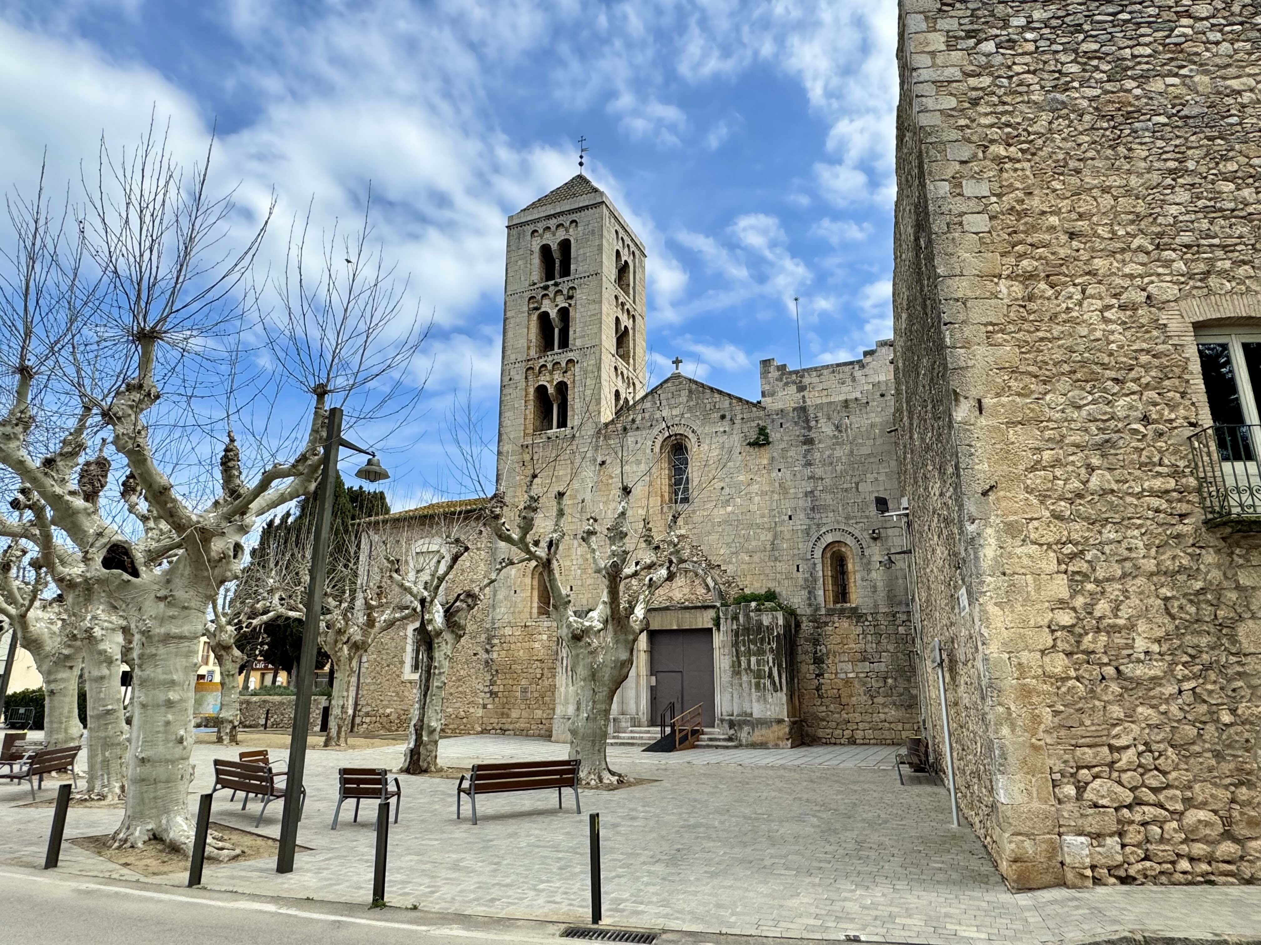 La façana de l’església de Santa Maria de Vilabertran és del segle XII. / A.F.