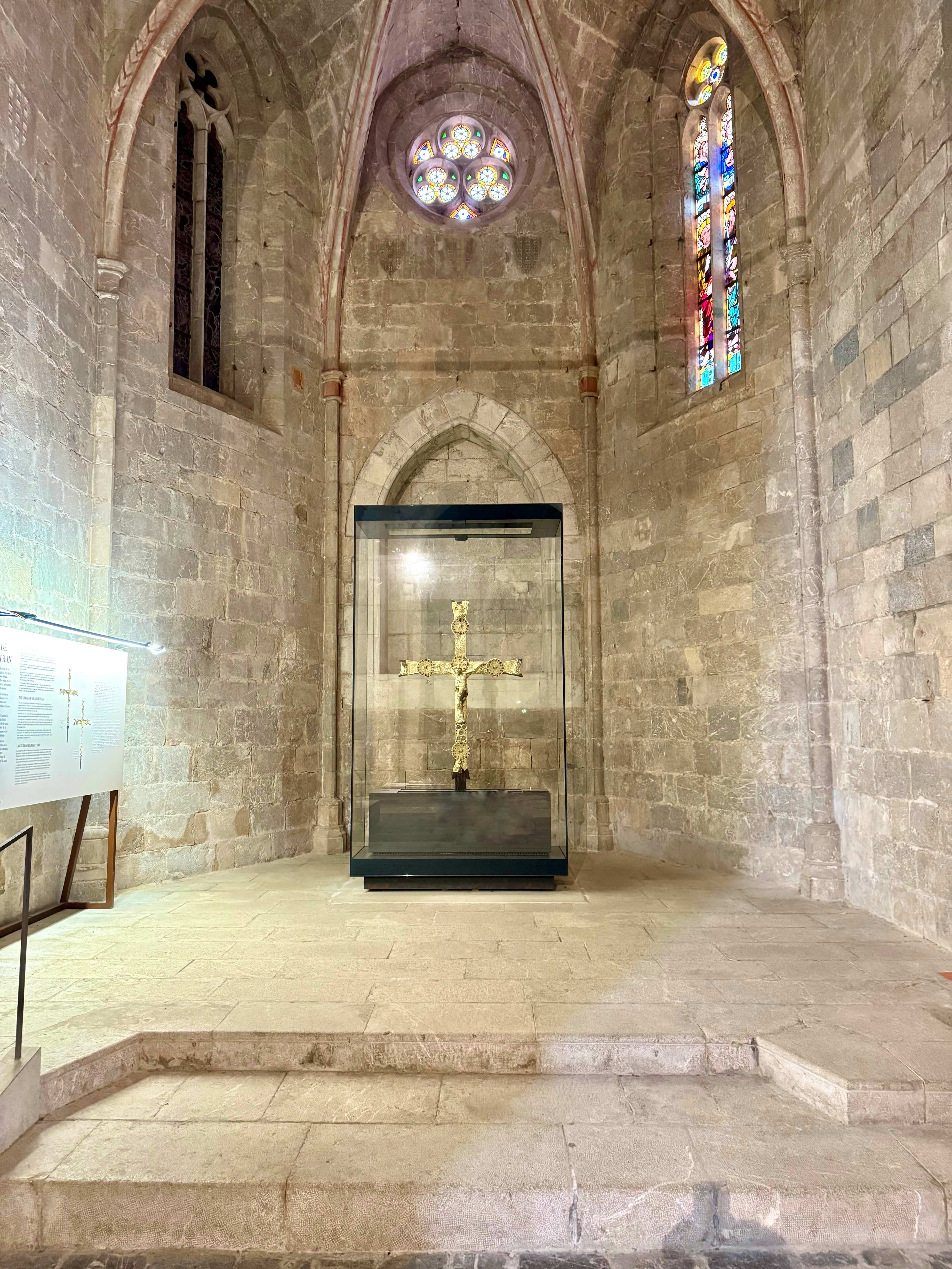 A l'església es conserva una creu processional, que és la peça d'orfebreria gòtica més gran de Catalunya. / A.F.