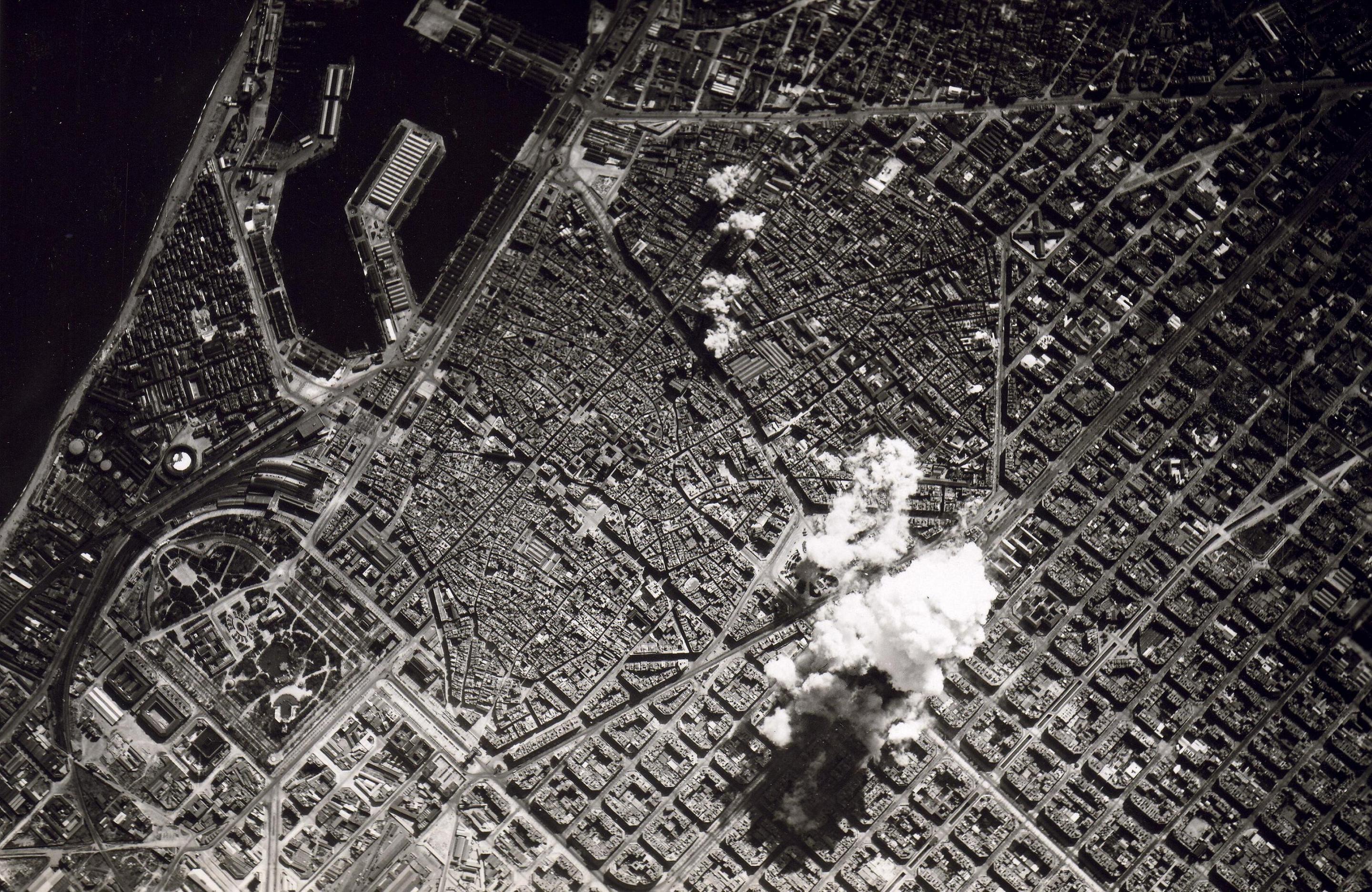 Imatge aèria dels efectes dels bombardejos de l'aviació italiana, el 17 març del 1938. / UHA/UIG - Getty Images