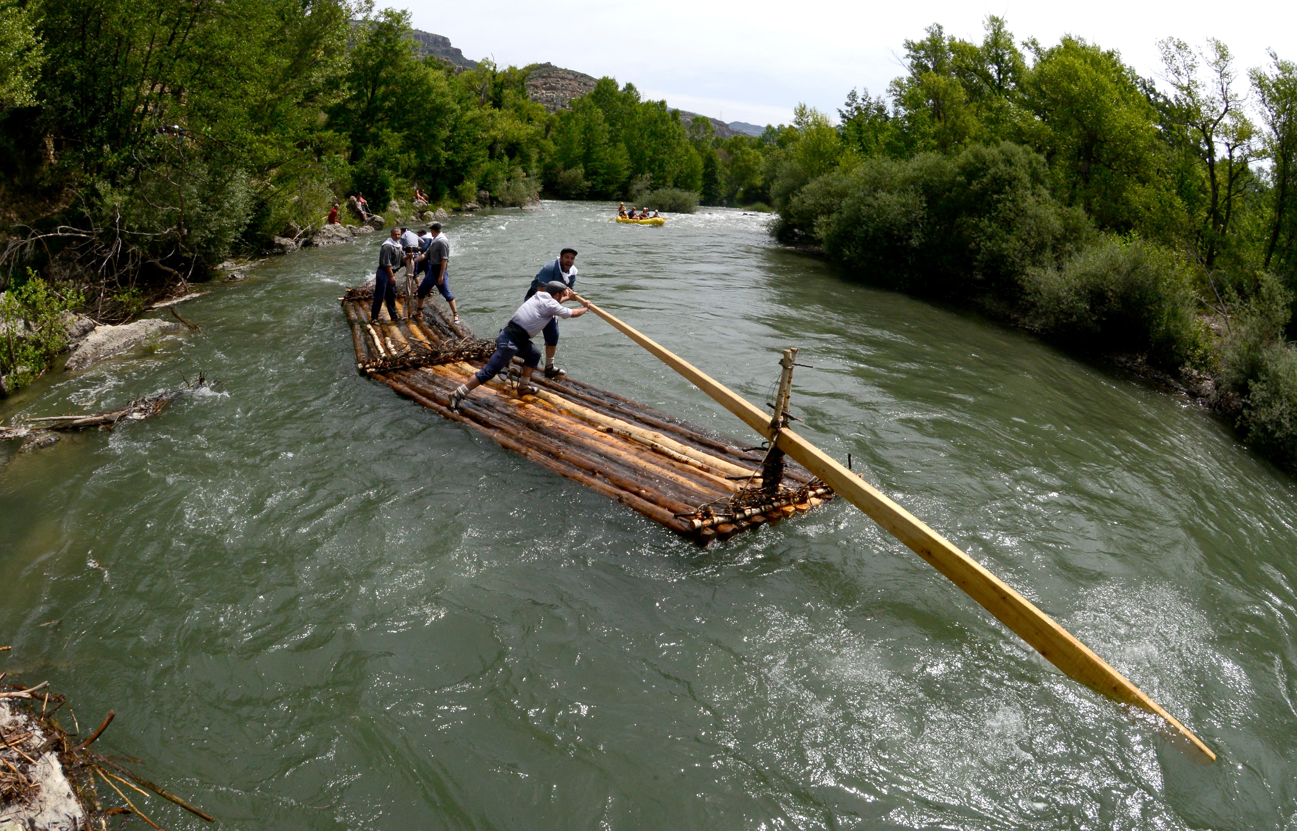 Els raiers la transportaven la fusta lligada i fent-ne alhora una embarcació. A cada baixada per la Noguera Pallaresa estrenaven embarcació. SANTI IGLESIAS