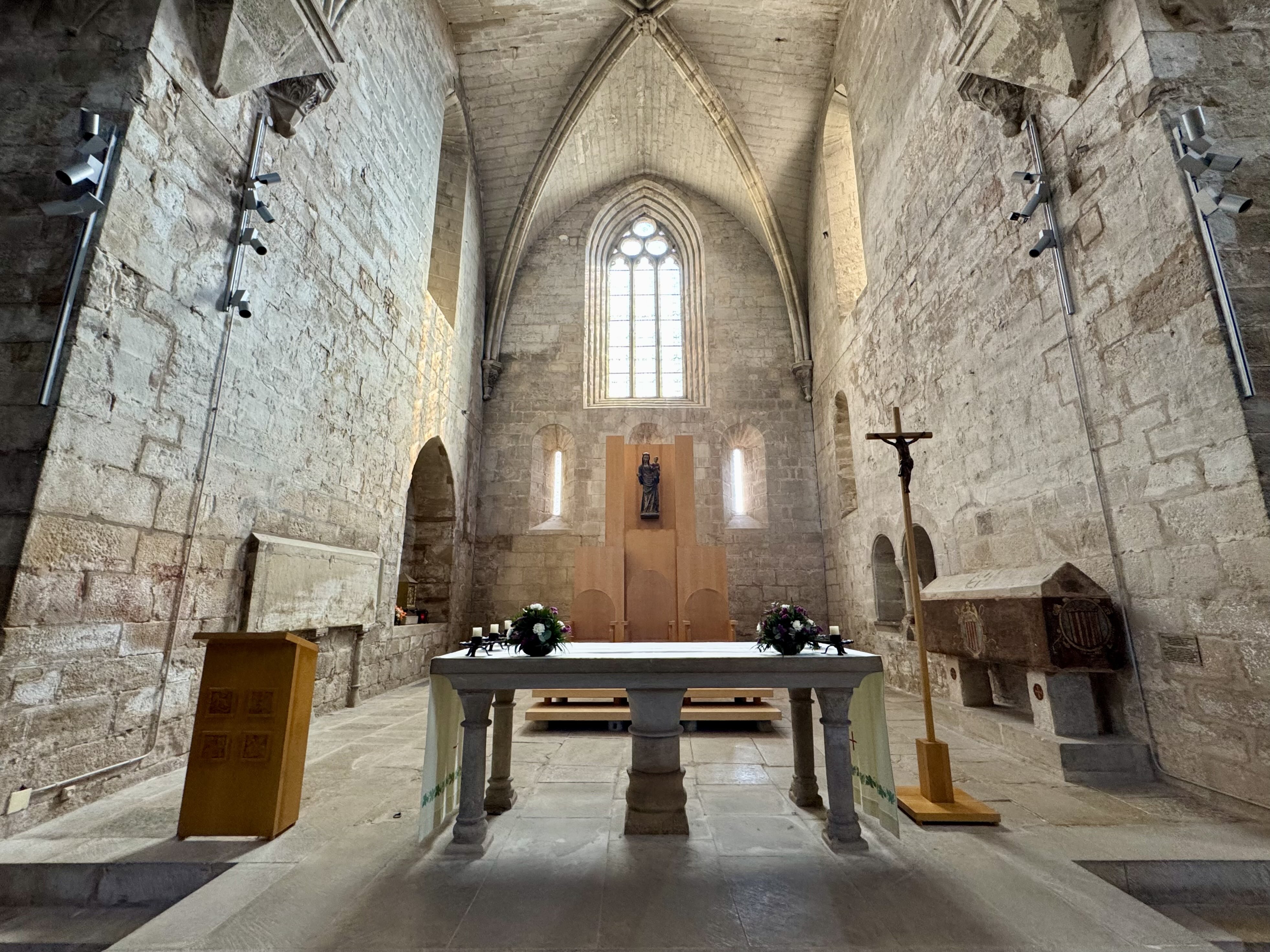 Altar de l'església. A mà dreta, el sepulcre de la reina Violant. A l'esquerra, el de Sança, filla de Violant. / A.F.