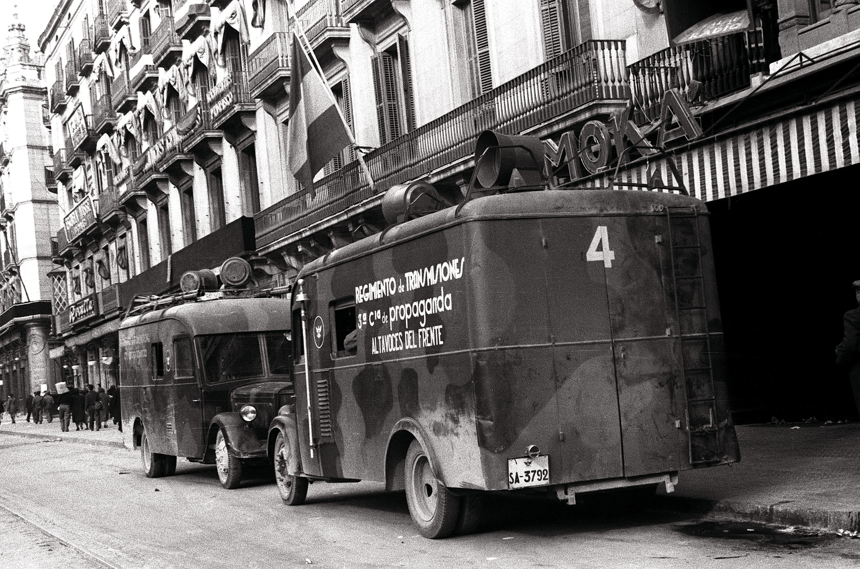 Dos camions-altaveu d'una de les companyies de propaganda del front, estacionats en un carrer de Barcelona, després de l'entrada de les tropes feixistes a la ciutat. / EFE