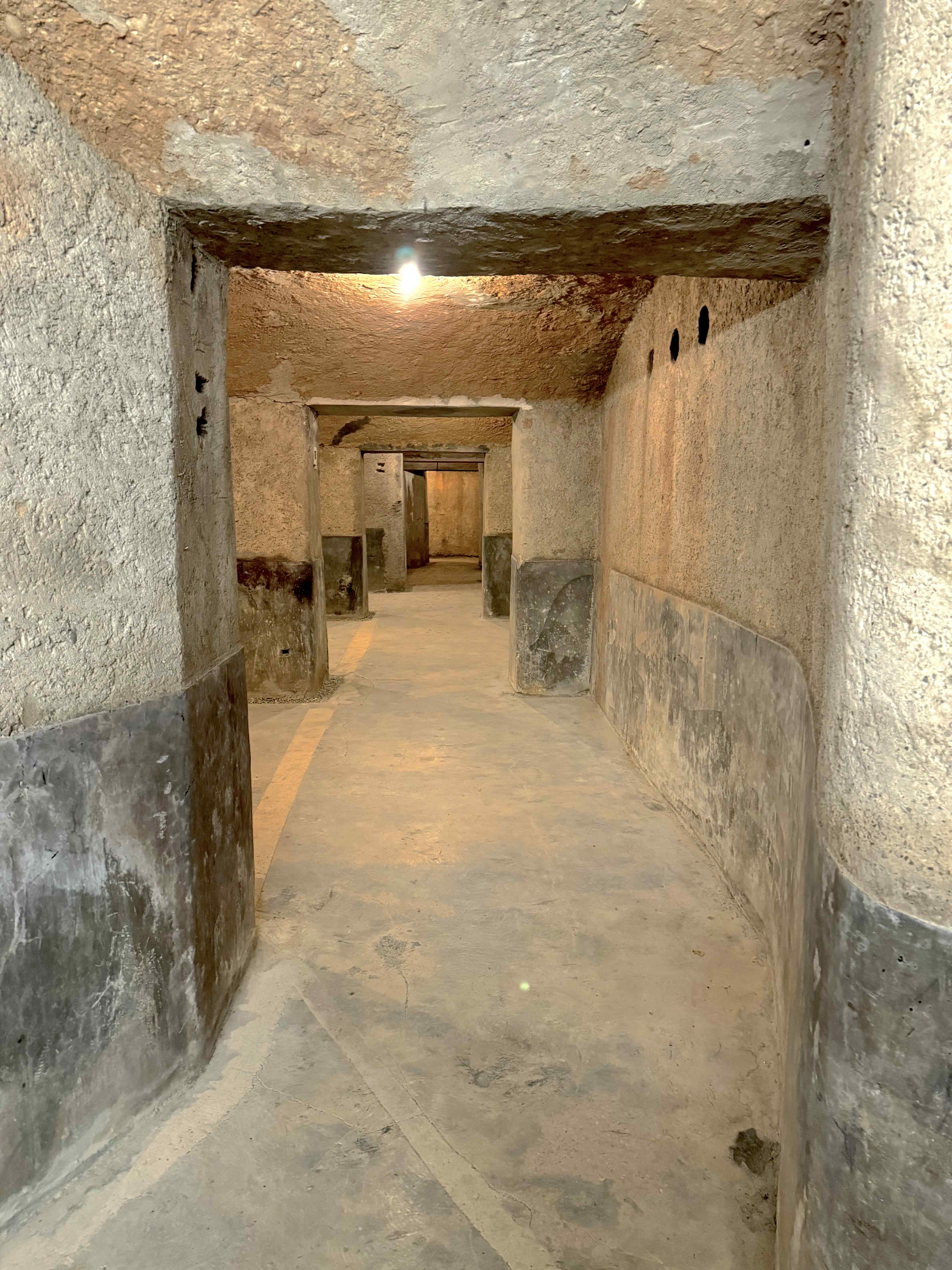 L'interior del refugi antiaeri situat al pis inferior de l'Escola Renaixença, que compta amb diversos espais i passadissos. / A.F. 