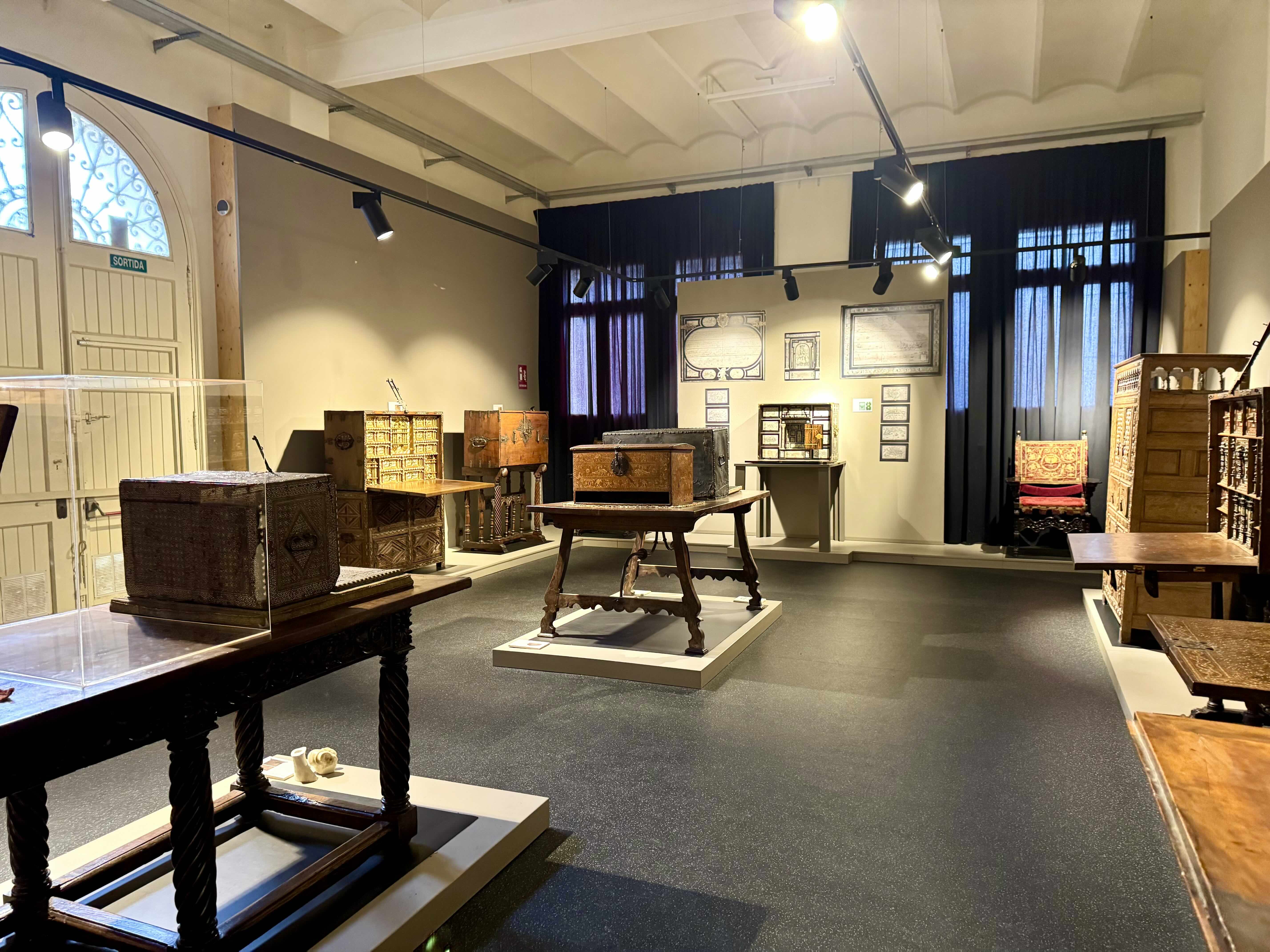 Bona part dels espais propis del laboratori dels Pla ara és un espai expositiu per exhibir alguns dels més de 800 mobles originals que Nuria Pla va col·leccionar. / A.F.