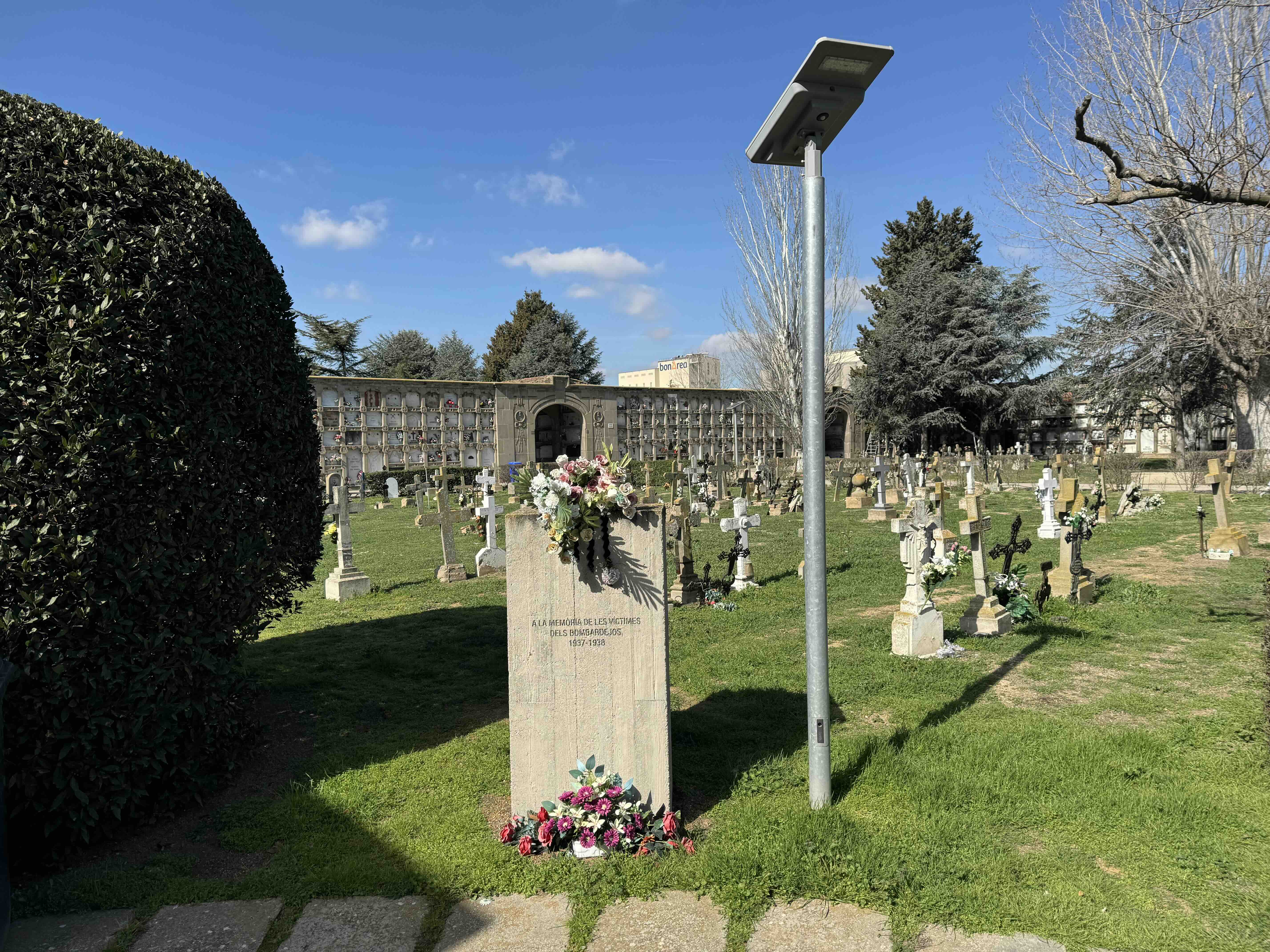 Al cementeri de Lleida es recorda les víctimes dels bombardejos del 1937 i 1938. / A.F.