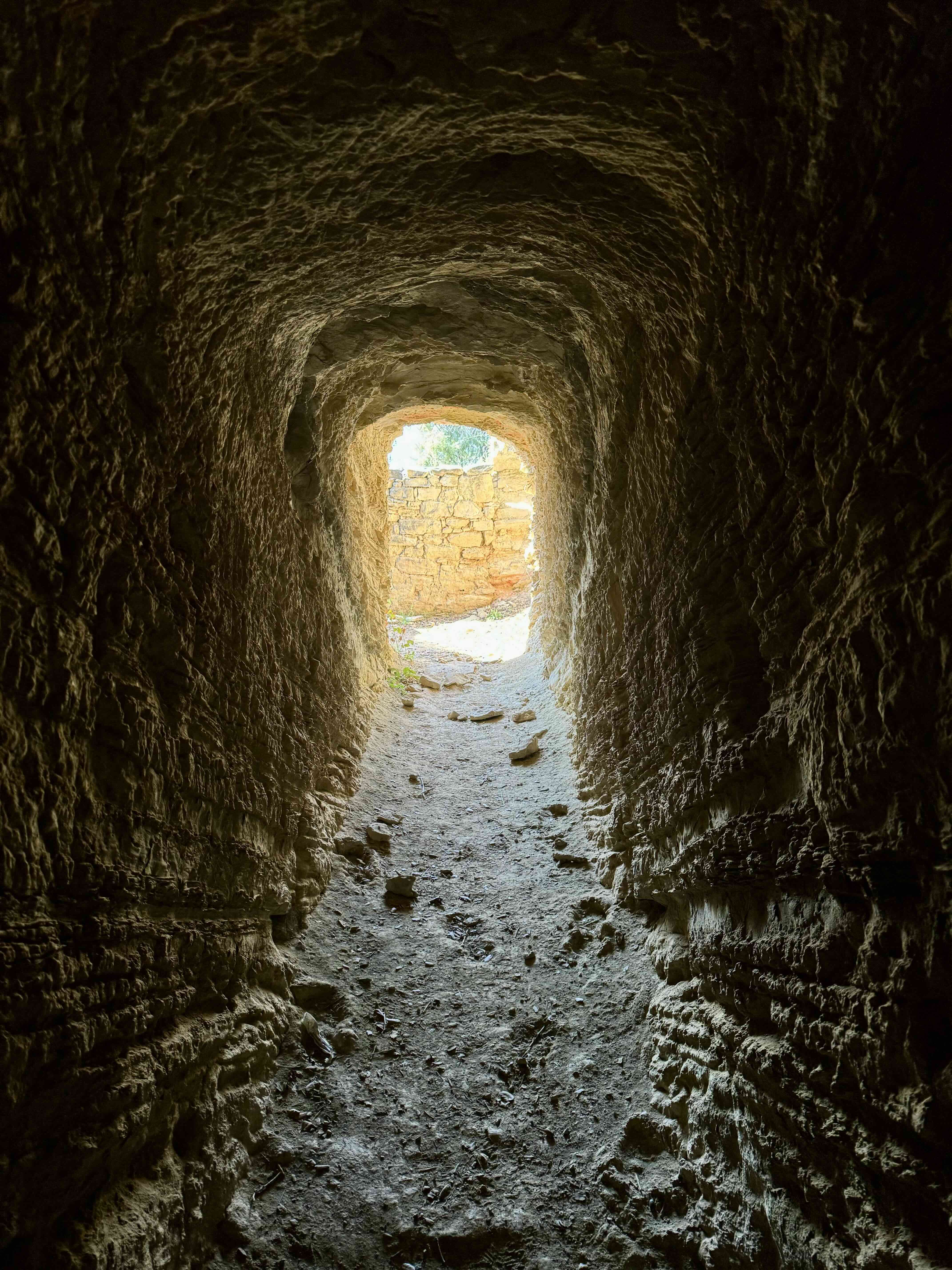 El conegut com a búnquer del camí dels Castellons, a l'oest de Foradada, consta d'un refugi subterrani, una trinxera i la casamata. / A.F.