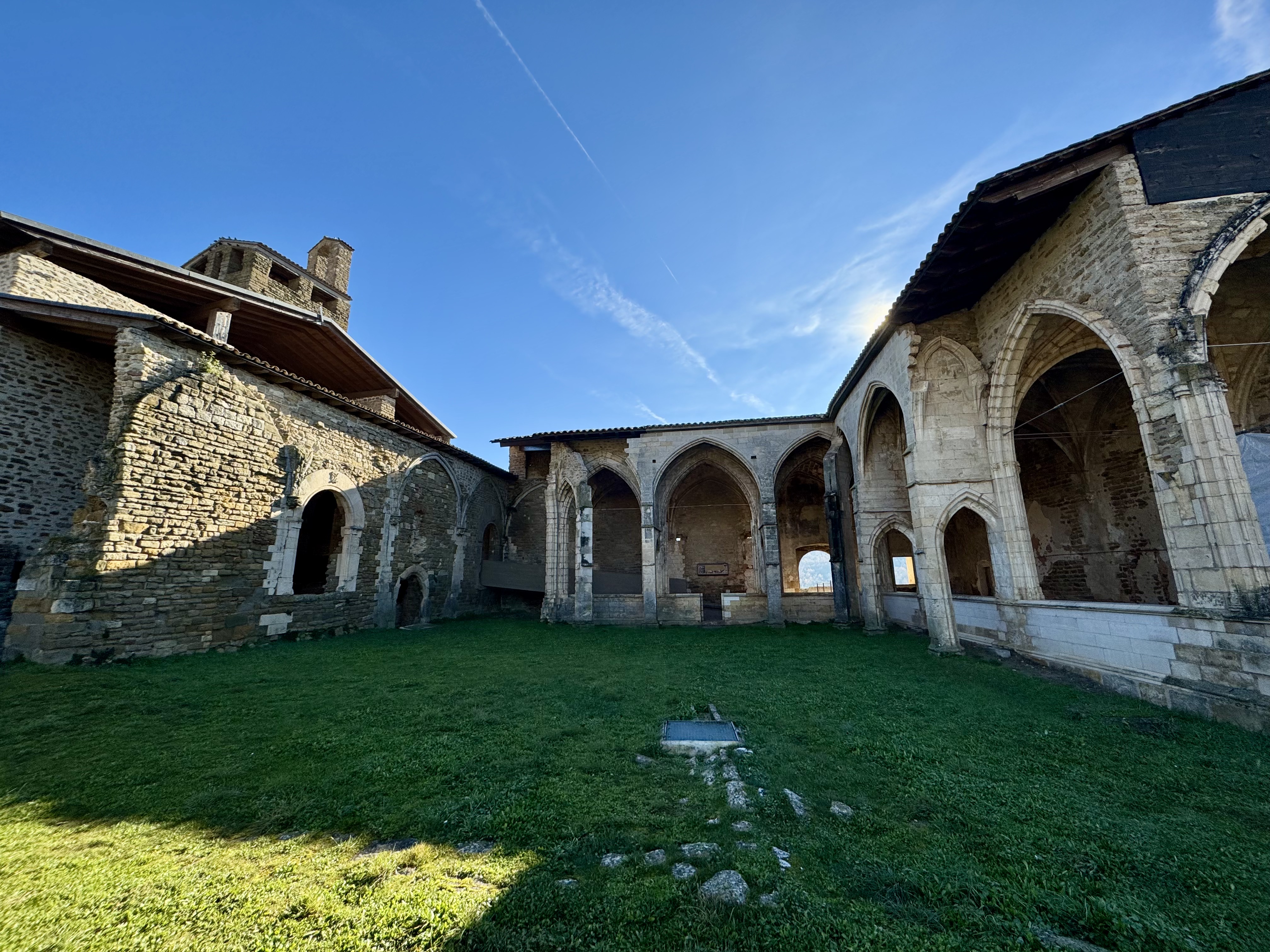 Restes del claustre gòtic i accés a l'església. / A.F.