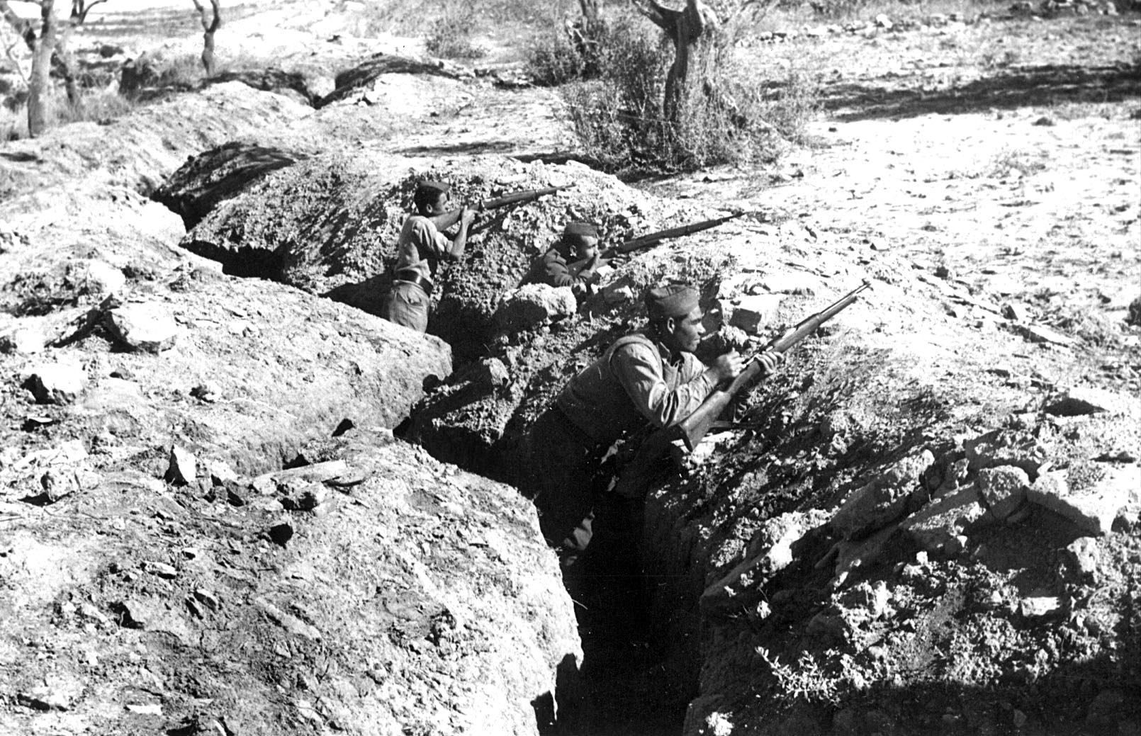Una imatge de 1938 en què soldats franquistes obren foc des d'una trinxera ocupada. / EFE