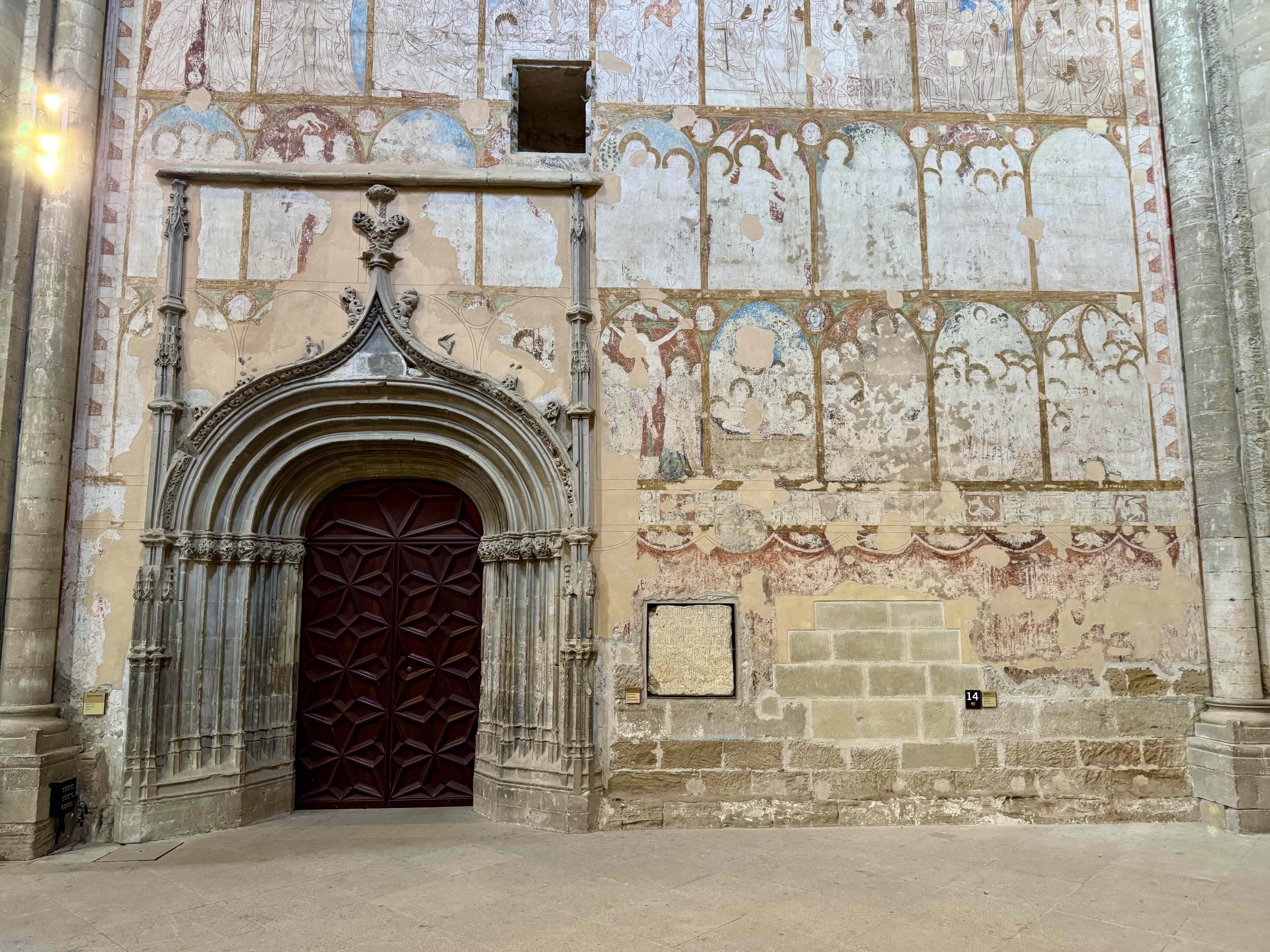 A la paret superior de la porta lateral de l'altar es conserva l'armariet on es guardava el Sant Drap. / A.F.