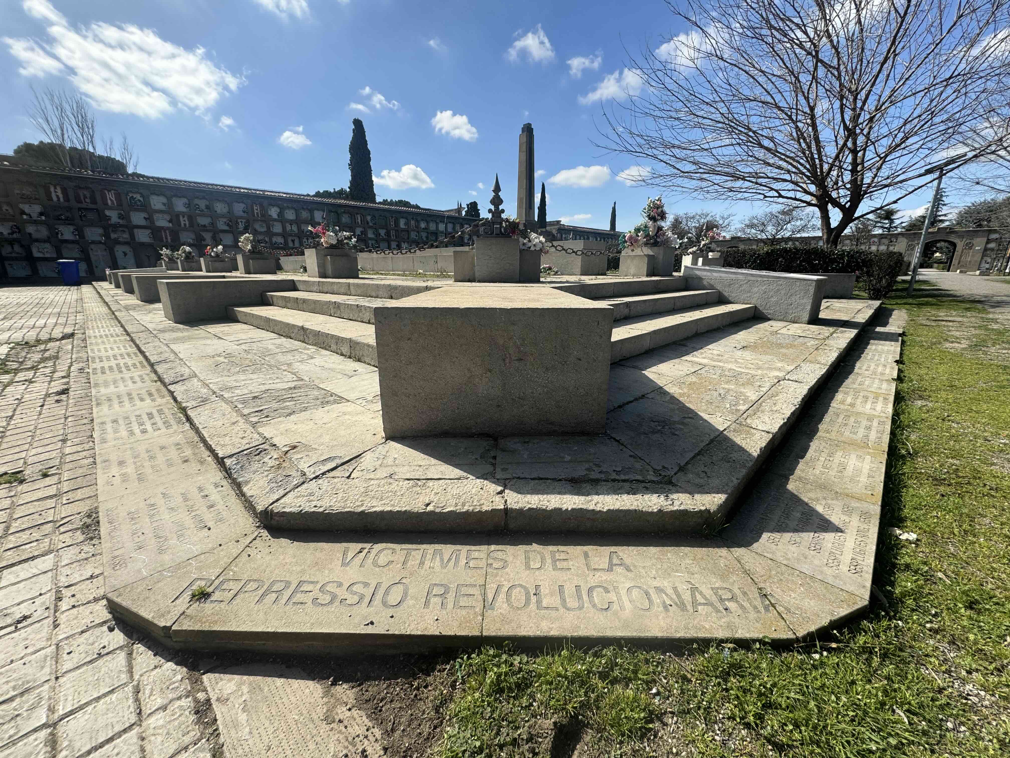 Al mateix cementiri hi ha un espai on es recorda les víctimes de la repressió revolucionària. / A.F.