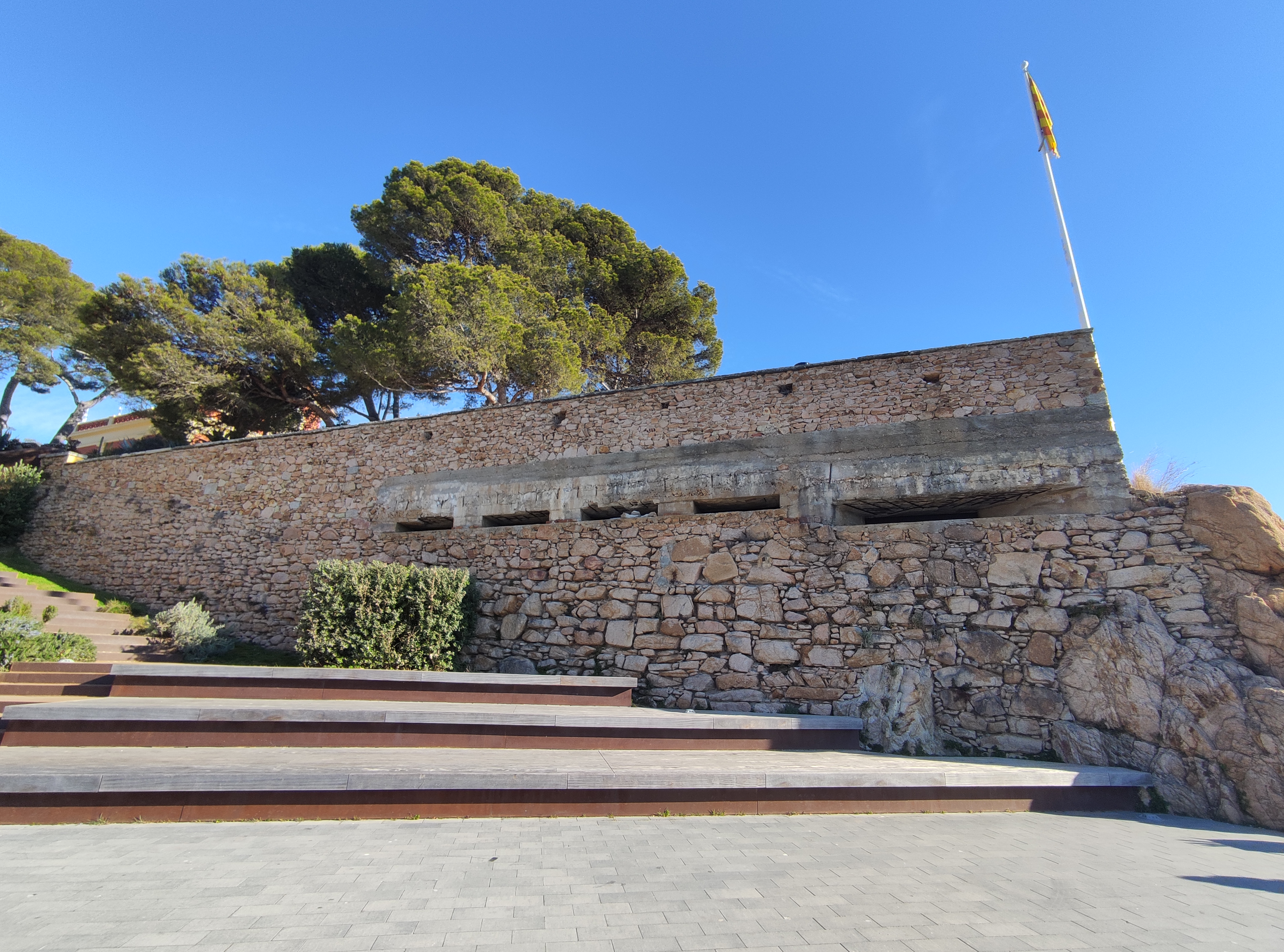 Trobem fortificacions de defensa arreu de la costa catalana, com aquesta a Sant Feliu de Guíxols. / A.C. - GRIEGC