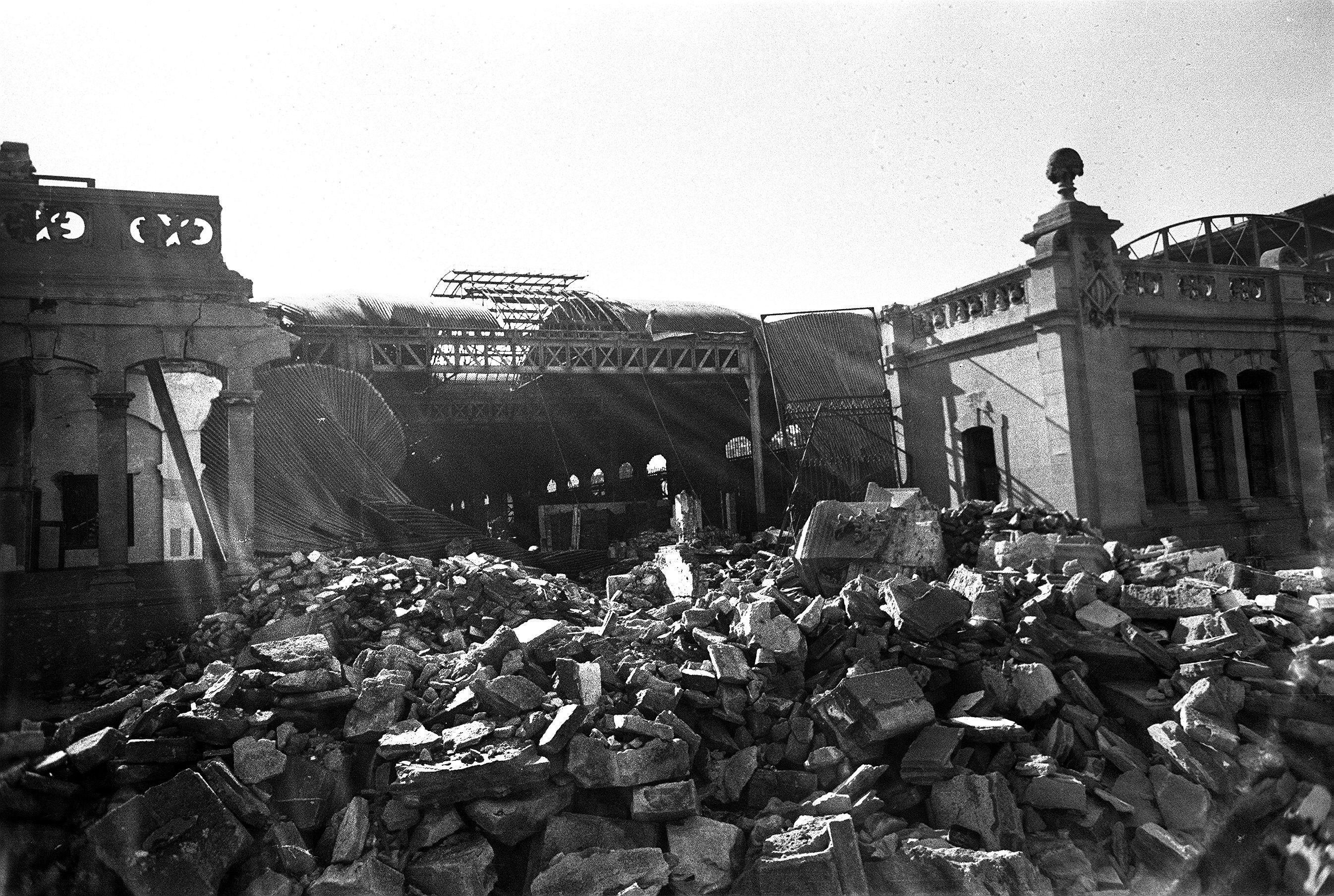 Un dels tinglados del port de Barcelona, que probablement contenia material de guerra, devastat per una bomba. / EFE