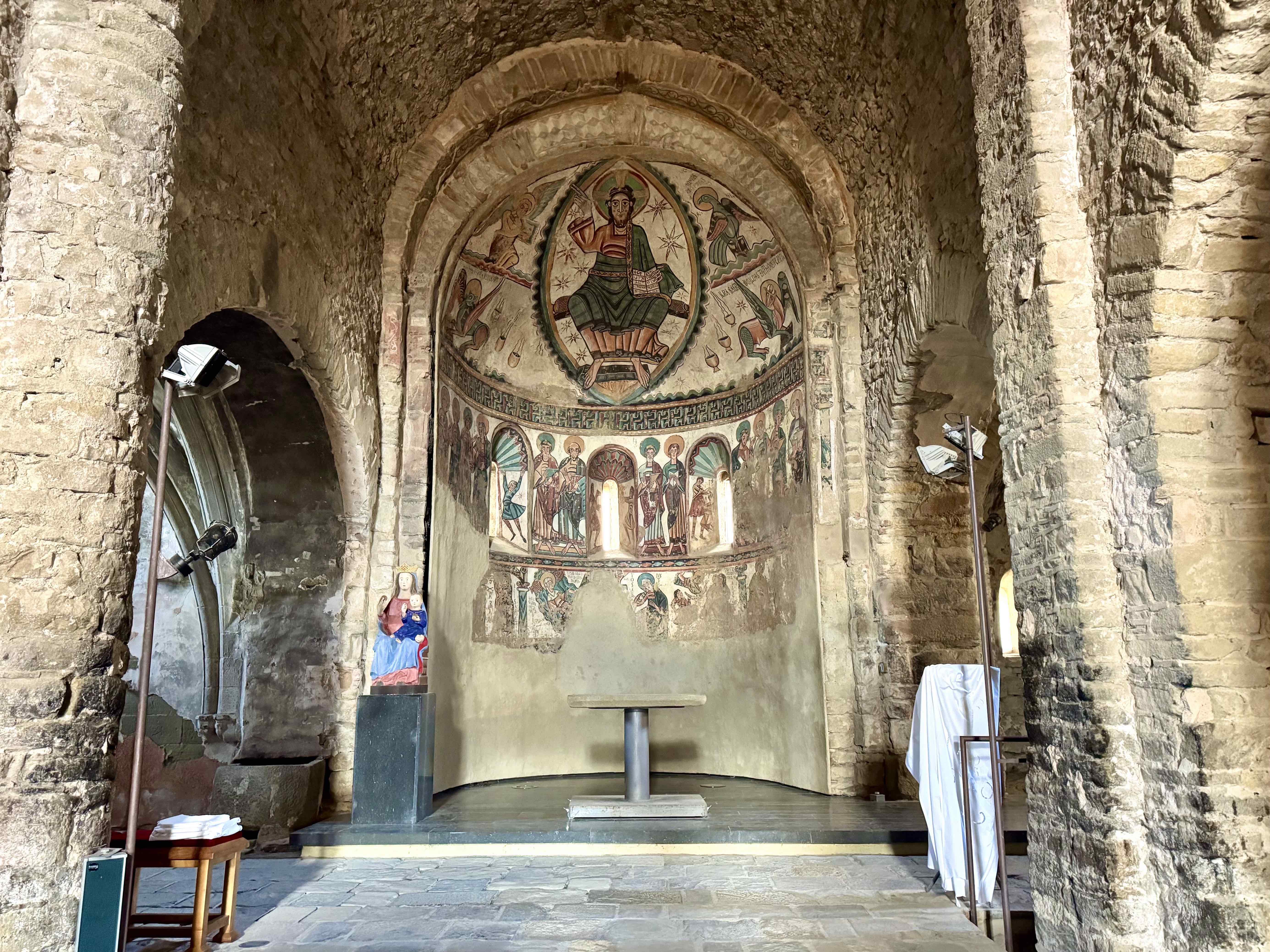 L'interior de l'església que van ordenar construir Valença i Ramon. / A.F.