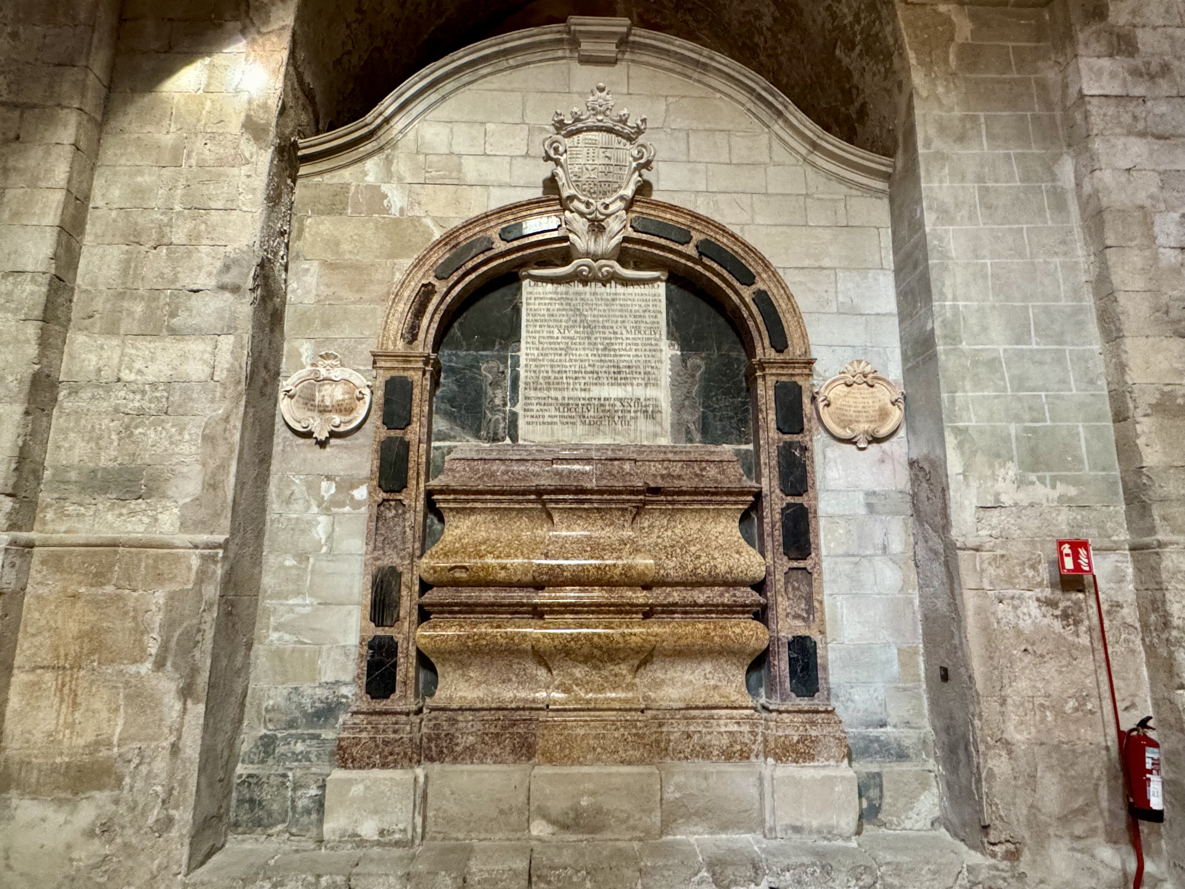 El mausoleu de la família Montcada que està a l'interior de l'església. / A.F.
