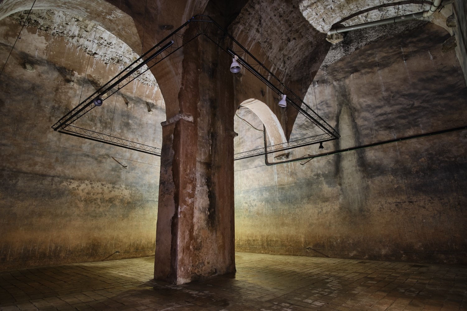 Imatge de la cisterna de l'actual edifici del Museu d'Història de Girona, que va servir de refugi. / MHG